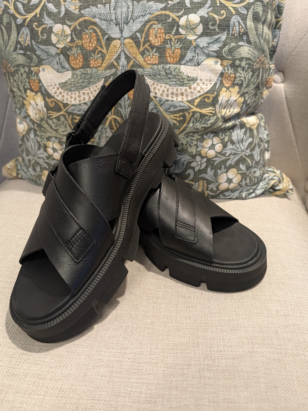 Sorel Womens Rein Black Chunky Cross-Strap Leather Sandals